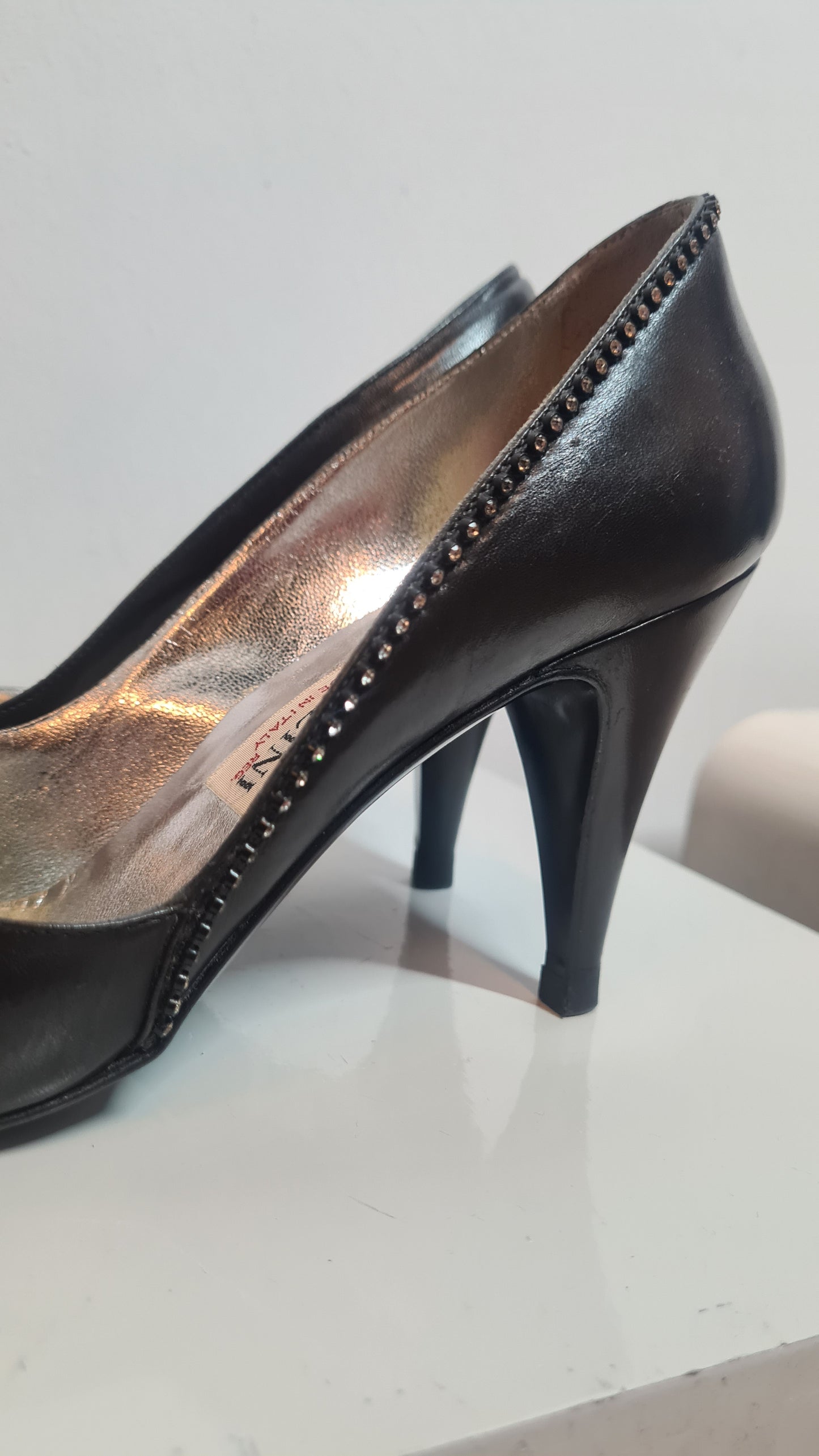Pollini pumps zwart leer met diamantjes randje | 37